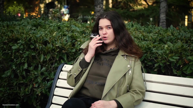 Russian Smokers: Mladá brunetka se neuspěchaně prochází s allwhite 120mm cigaretou