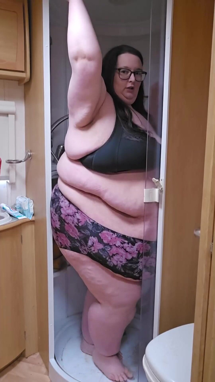SSBBWLadyBrads: Cuba mandi dalam Caravan Saya