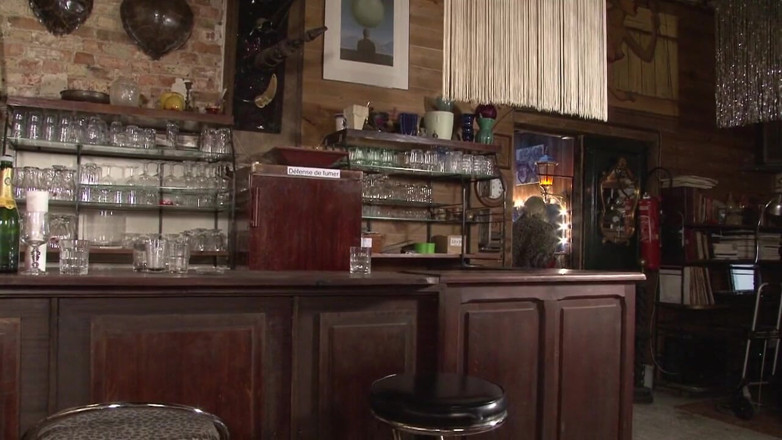 Nude in France: Un barman pervers baise sa vieille femme patronne
