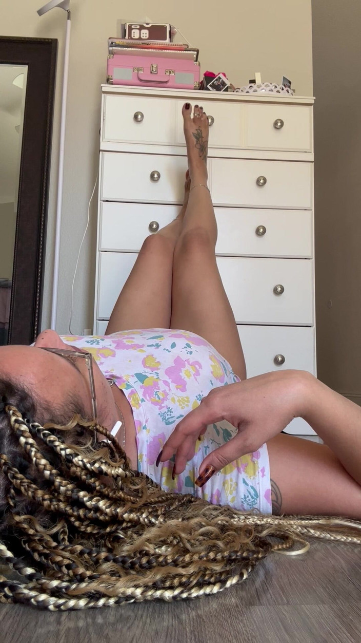 Tan feets: ラティーナは力強くあなたを持ち上げ、空中で撫でるディルド、フットジョブ