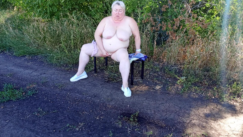 Zona901: Een buurvrouw in het park kleedt zich uit en masturbeert...