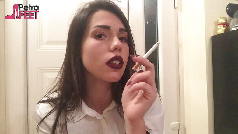 Smokin Fetish: Gadis Italia super seksi menggoda semua orang sambil merokok