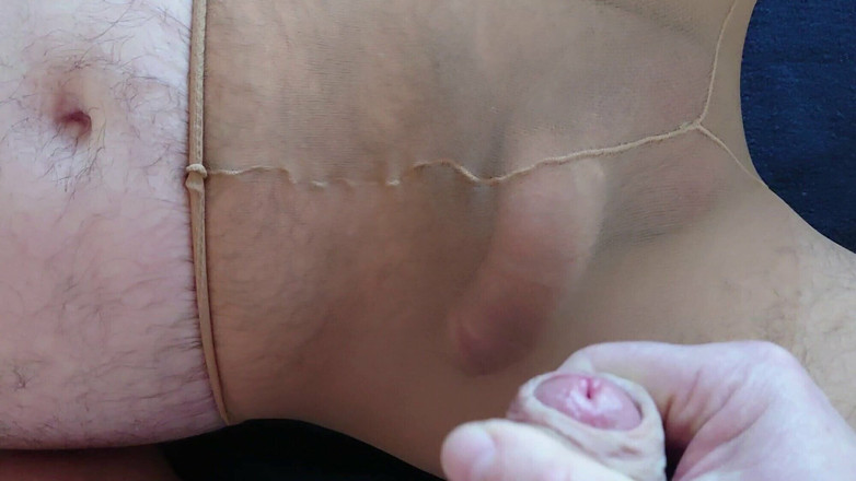 Nylonjunge: Bi-penis spritzt auf meiner strumpfhose