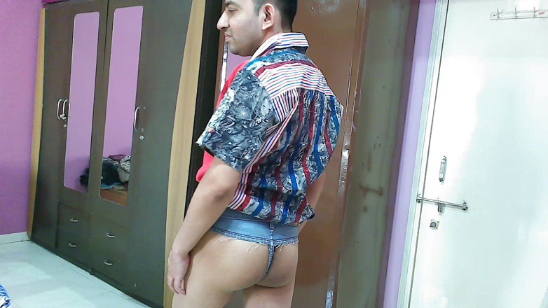 Cute & Nude Crossdresser: Un joli garçon en chemise et string érotique en jean se...