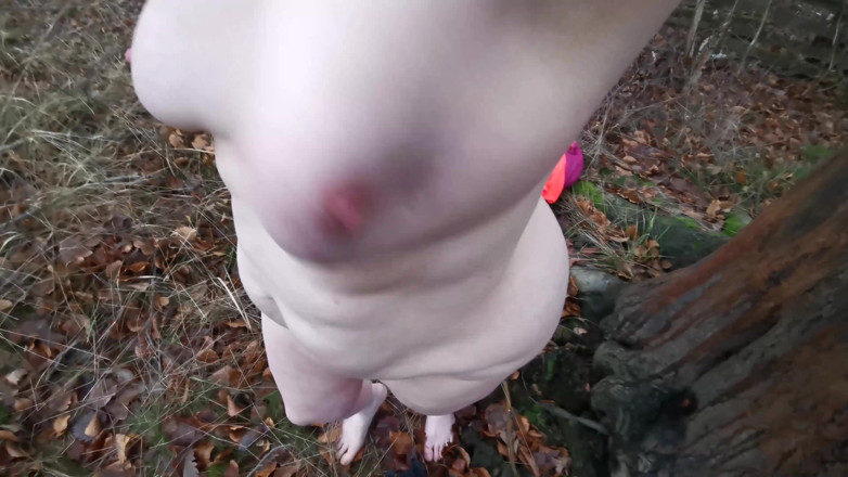 Bouncy Tits Action: Pedeapsa țâțelor complet goale în pădure