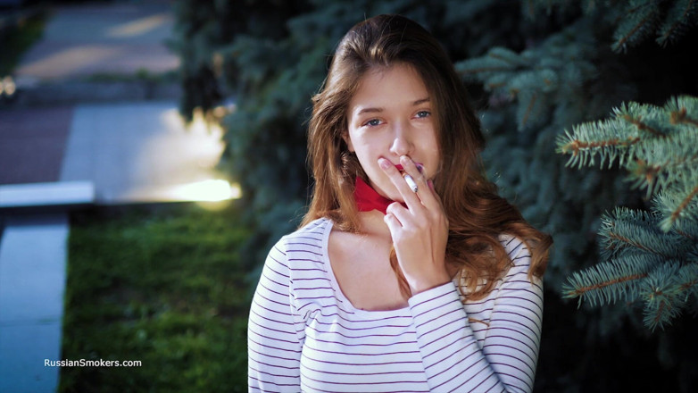 Russian Smokers: Gadis rusia yang gerah lagi asik merokok sambil dientot