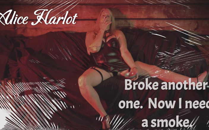 Alice Harlot: BDSM 세션 후 흡연