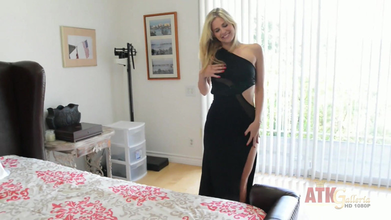ATKIngdom Fans: Splendida bionda che mostra il suo corpo sexy