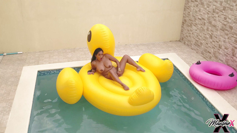 Maxine X: La troia miLF asiatica Maxine X galleggi intorno alla piscina...