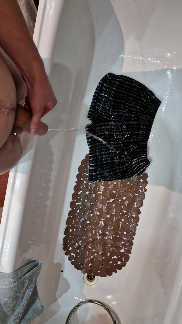 Fap_man93: Saya menanggalkan peninju saya, membuangnya ke dalam tab mandi dan...