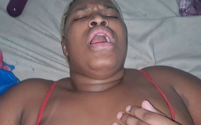 LeoOgro: Une black se fait sodomiser