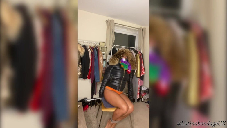 Latina Fetish: Latina in Fur &amp; Parkas (bagian 2) (ukuran yang lebih kecil)
