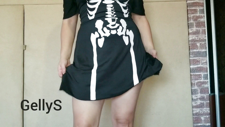 GellyS: La sexy Gelli se masturbe dans un costume de sorcière