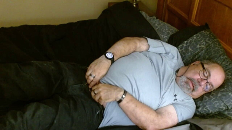 JohnGalt_060769: Menonton Porno. Tidak sabar untuk melepas pakaianku. Masturbasi dan pelan-pelan...