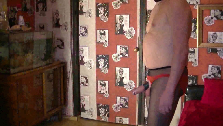 SassyTiff: Un mostruoso dildo scopa nel culo e succhia altri cazzi...