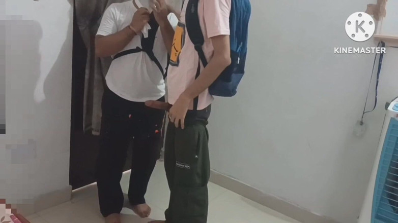 Desi__Panda: Studenții se distrează în toaletă, dându-și muie reciproc