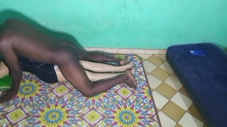 Pornsexlive: Schwarzafrikaner fickt ein weißes mädchen