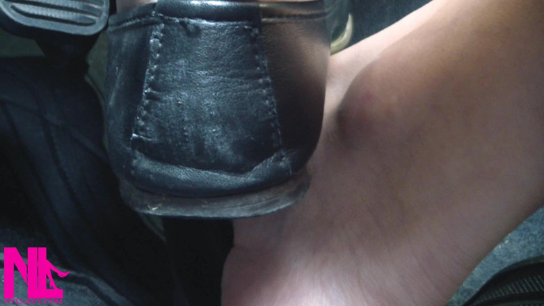 Nyllady: Revving e Driving in Black Leather Flats em Barefeet