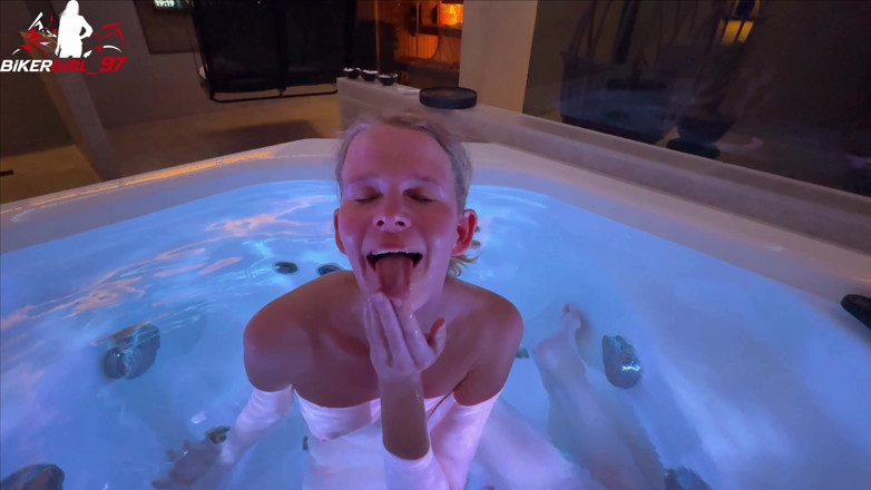 Bikergirl_97: रिस्केंटर geiler लंड चुसाई Im Spa! Meine Fresse में चेहरे पर वीर्य की बौछार