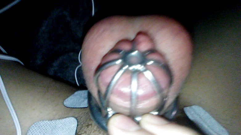 Sadie Boner: La bella sissy Sadie ha ingabbiato l'orgasmo con l'e-stim