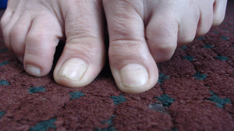 Abby Anna: Primer plano del dedo del dedo del medio natural
