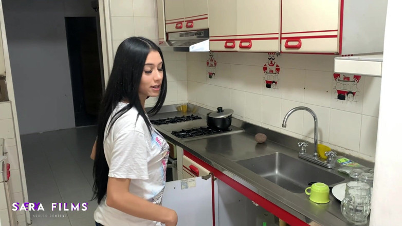 Sara films: Збуджений сантехнік показує свою величезну дупу