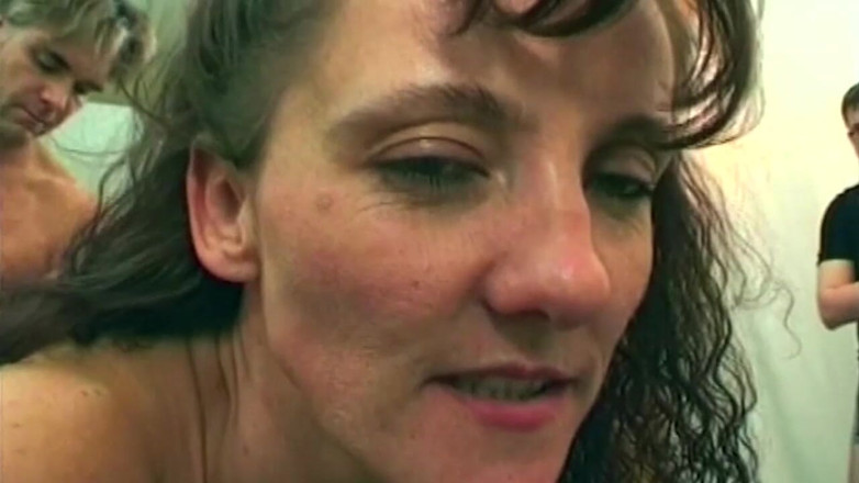 Onlyxfans: Une MILF excitée dégouline de se doigter et de sucer...