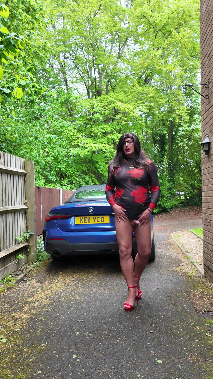 Kellycd2022: Crossdresser Kellycd2022 w długiej czerni i czerwonej sukience i szpilkach