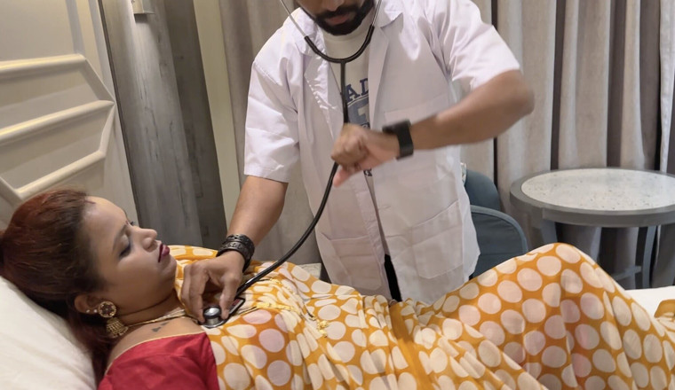 Next short: Desi Bhabhi zve domů svého přítele lékaře a má sex