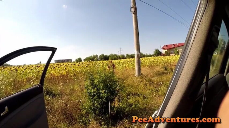 Pee Adventures: フロントガラスの上のブロンドのおしっこ(車内からの眺め)