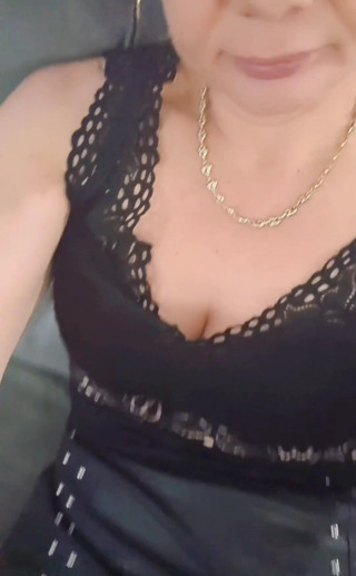 Sofy13: MILF mit Lederrock an - kurzes video