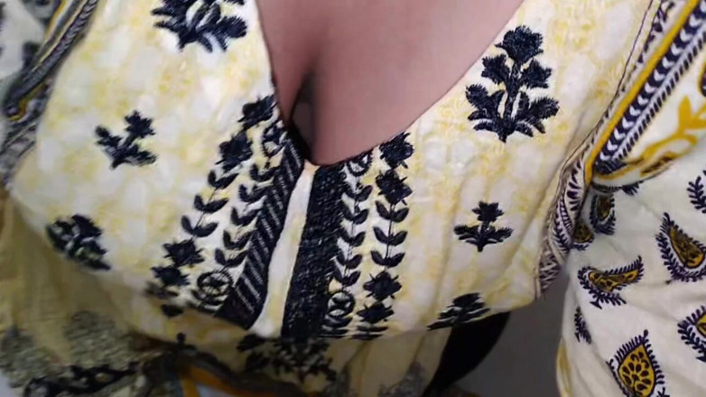 Aria Mia: Servitoare desi sexy cu fundul mare și țâțoasă este futută anal dur...