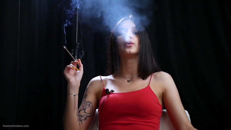 Russian Smokers: Sexy dáma v červeném kouří 120 mm cigareta