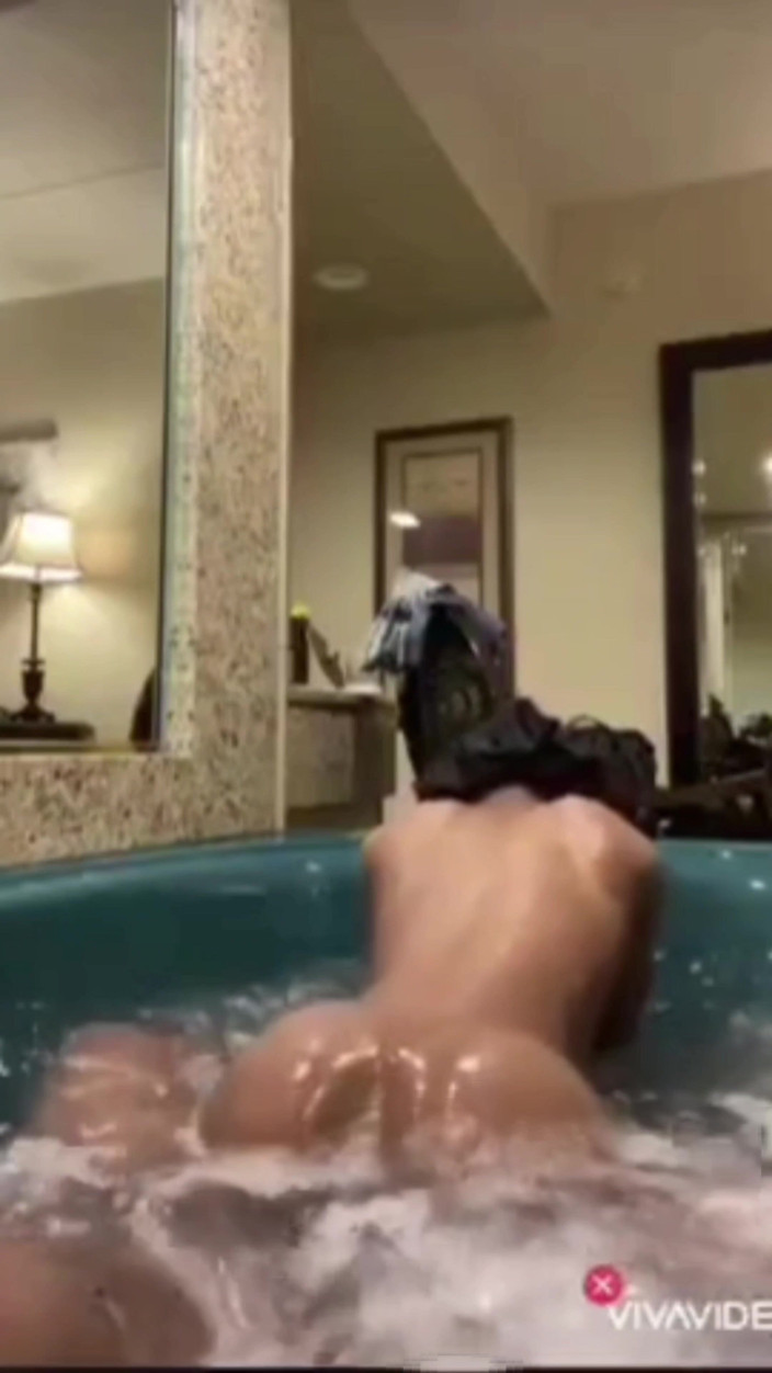 FreakyFamily: En slarvig avsugning från hottub
