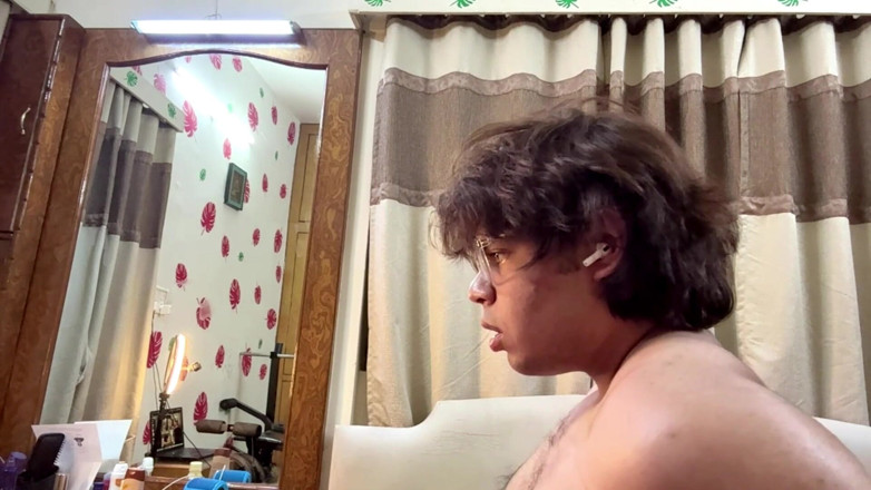 Luxe Ryn: La Cagna Twink Arrapata Desi Perde Il Controllo a Casa