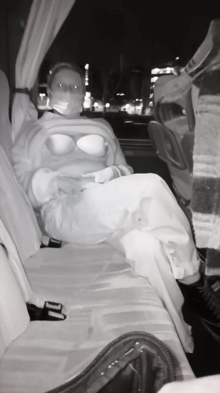 Mature_cunt: MILF se masturba com as pernas cruzadas no ônibus noturno