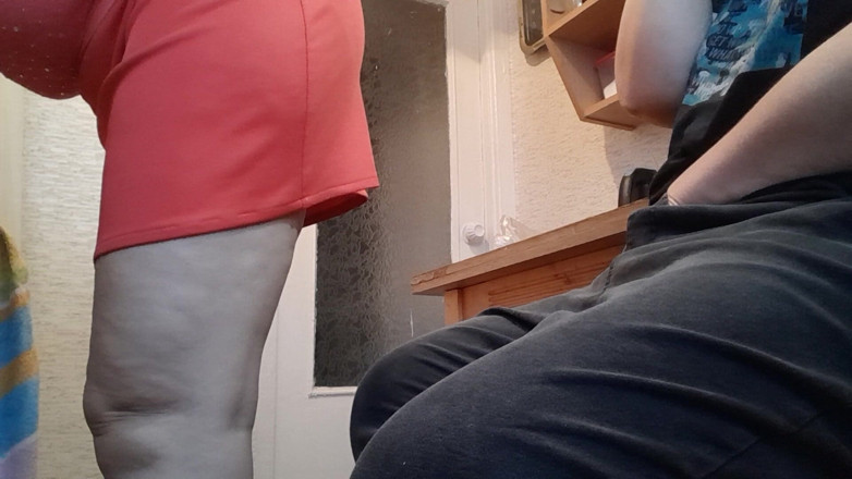 Lesbian-candys: Eu me masturbo com minha roupa para que minha madrasta...