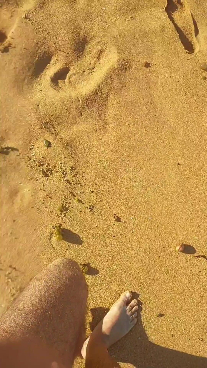Ladysilvas: Ladysilva se masturbe sur la plage en culotte en montrant...