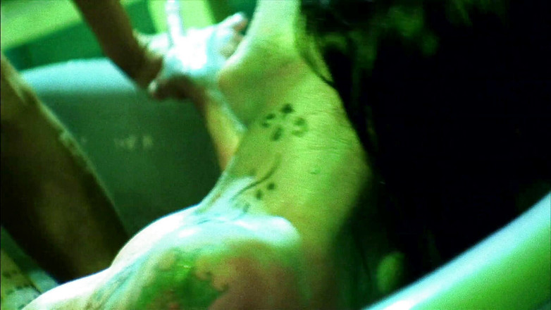 Wet and Wild Lesbians: Chicas tatuadas sexy se divierten con el agua y juegan...