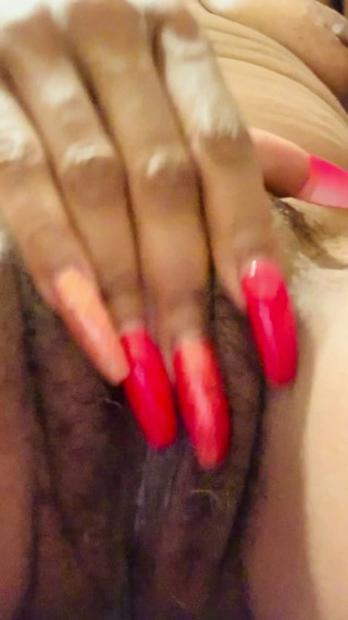 Cougar Goddess: मेरी बालों वाली चूत के साथ खेलना