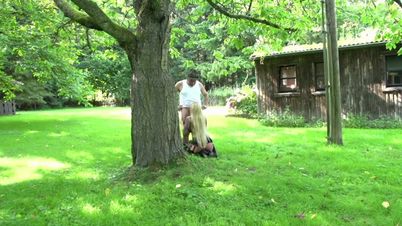 MMV German Kink: Hete en geile milf pist graag buitenshuis en neukt vreemden