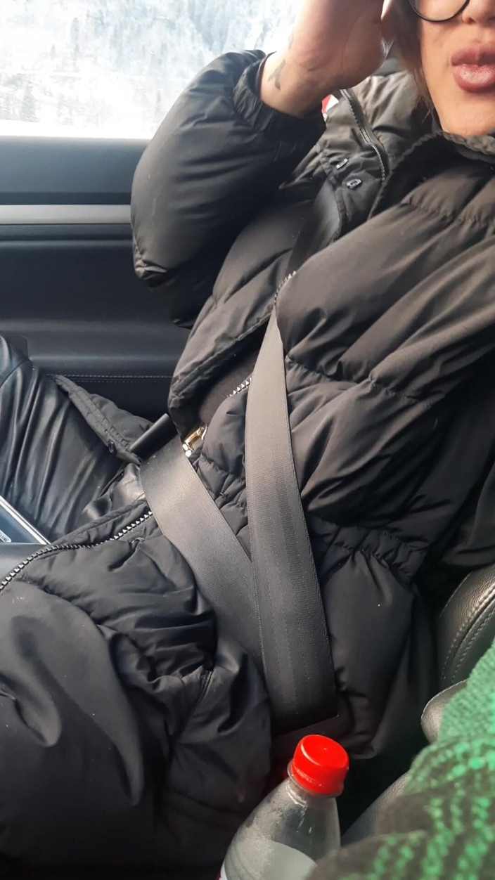 Mistress Meley: Grote lippen rokend in leren broek van auto