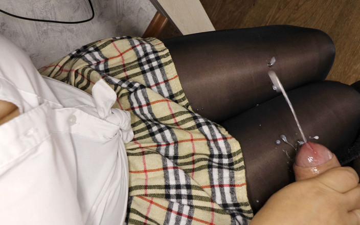 XSanyAny: Muncrat di kaki. Stoking ketat hitam dan sperma di atasnya