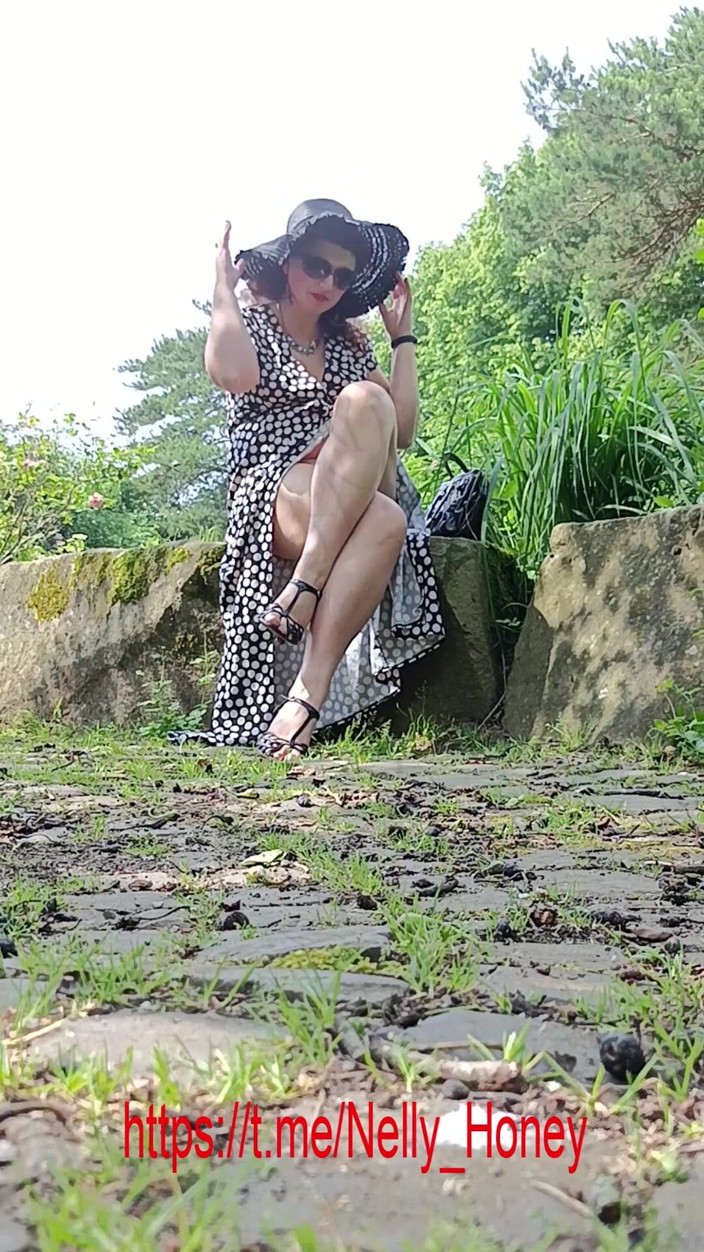 Nelly_Honey: Ich masturbiere im park
