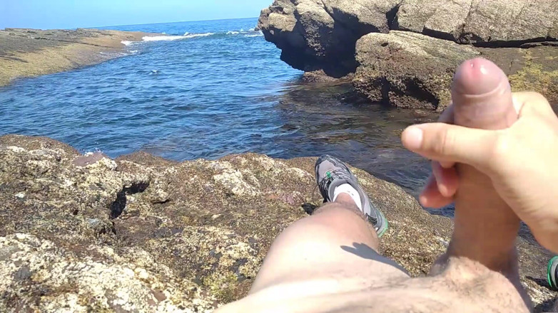 Elvissc: Masturbándose una gran polla dura con vistas al mar en...