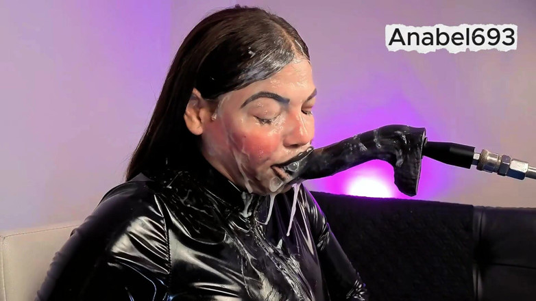 anabel693: Demon îmbrăcat în latex, mănuși de latex, costum din latex și buze negre,...