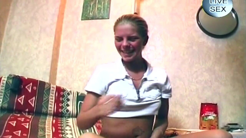 TRASHPORN: Une blonde s’étire avec un poing et une bite palpitante