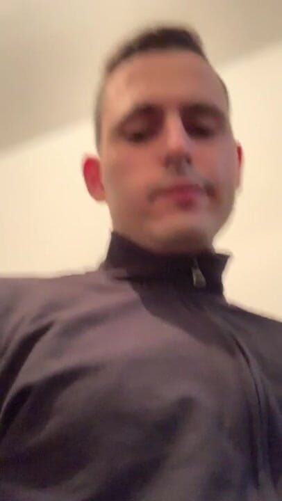 Twinkboy82: Niemiecka twink szarpie się na klatce schodowej