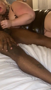 Dripdrop Zoey skyy si lecca i capezzoli e lo masturba mentre si trova nel letto !!