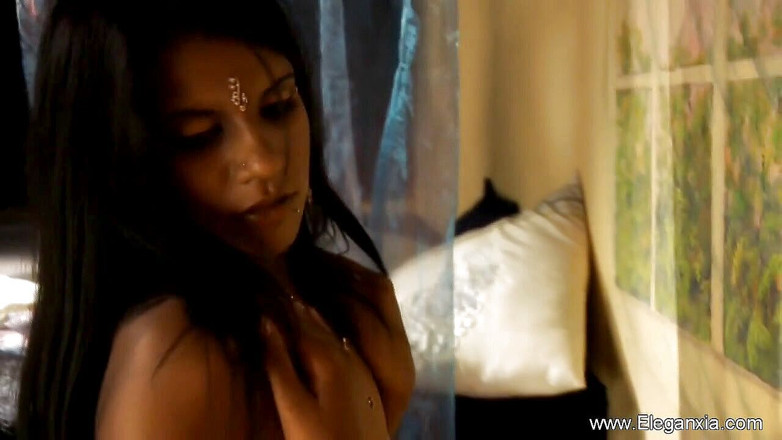 Eleganxia: Sexy garota indiana mostra seu corpo natural